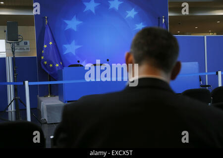 Bruxelles, Belgio. 12 Luglio, 2015. Un giornalista attende per la conferenza stampa dopo l'Eurogruppo dei ministri delle finanze riuniti a Bruxelles, Belgio, 12 luglio, 2015. L'Eurogruppo riunione si sia conclusa senza un accordo su Greco programma bailout primi Domenica. © Zhou Lei/Xinhua/Alamy Live News Foto Stock