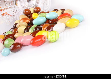 Candy fagioli con il vasetto di vetro su sfondo bianco con copyspace Foto Stock