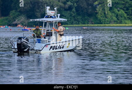 Delaware Fish and Wildlife Police pattuglia il fiume Nanticoke durante l'annuale Seaford Riverfest Float-in, Seaford, Delaware USA. Foto Stock