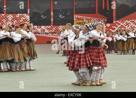 Riga, Lettonia. 11 Luglio, 2015. Scolari danza nella formazione come essi partecipano in un folk-spettacolo di danza come parte della scuola di canto e danza Festival in Riga, capitale della Lettonia, il 11 luglio 2015. In costumi tradizionali tipici di ogni regione della Lettonia, scolari provenienti da tutto il paese Baltico riuniti nella capitale Riga di questa settimana per la scuola di canto e danza Festival. © Guo Qun/Xinhua/Alamy Live News Foto Stock