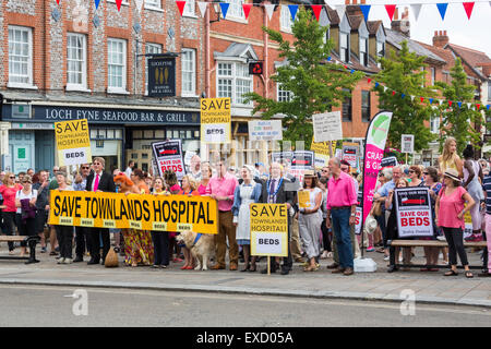 Henley-on-Thames, Regno Unito. 11 Luglio, 2015. Una grande folla di attivisti compresi Henley's sindaco, Lorena Hillier, Cllrs Ian Reissmann e Stefan Gawrysiak e South Oxfordshire consigliere del distretto Paul Harrison, prende parte a una protesta pacifica marzo a Henley-on-Thames, Oxfordshire, sabato 11 luglio 2015 contro l'Oxfordshire Clinical messa in esercizio del gruppo i piani per il nuovo campus della salute, Townlands ospedale. Credito: Graham Prentice/Alamy Live News Foto Stock