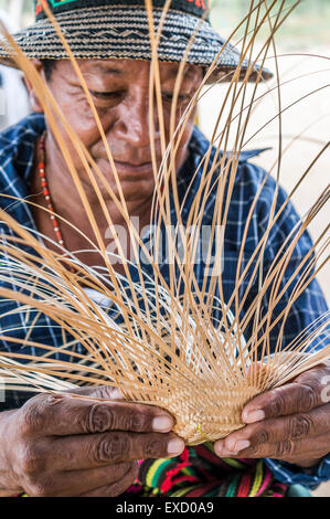 Indigeni Wayuu uomo costruire un cappello di bambù in stile regionale di La Guajira, Colombia. La tessitura è prevalentemente una femmina profes Foto Stock