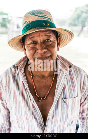 Ritratto di un uomo Wayuuu in un 'rancheria', o tradizionale insediamento rurale, in La Guajira, Colombia. Foto Stock