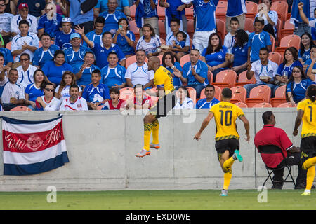 Houston, Texas, Stati Uniti d'America. 11 Luglio, 2015. Giamaica centrocampista Rudolph Austin (17) celebra il suo tempo di arresto obiettivo durante la seconda metà di un internazionale CONCACAF Gold Cup Soccer match tra il Canada e la Giamaica Presso BBVA Compass Stadium di Houston, TX. La Giamaica ha vinto 1-0. Credito: Cal Sport Media/Alamy Live News Foto Stock