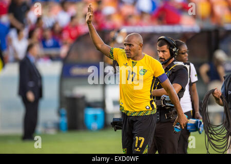 Houston, Texas, Stati Uniti d'America. 11 Luglio, 2015. Giamaica centrocampista Rudolph Austin (17) onde lasciando il campo dopo un international CONCACAF Gold Cup Soccer match tra il Canada e la Giamaica Presso BBVA Compass Stadium di Houston, TX. La Giamaica ha vinto 1-0. Credito: Cal Sport Media/Alamy Live News Foto Stock