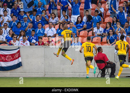 Houston, Texas, Stati Uniti d'America. 11 Luglio, 2015. Giamaica centrocampista Rudolph Austin (17) celebra il suo tempo di arresto obiettivo durante la seconda metà di un internazionale CONCACAF Gold Cup Soccer match tra il Canada e la Giamaica Presso BBVA Compass Stadium di Houston, TX. La Giamaica ha vinto 1-0. Credito: Cal Sport Media/Alamy Live News Foto Stock