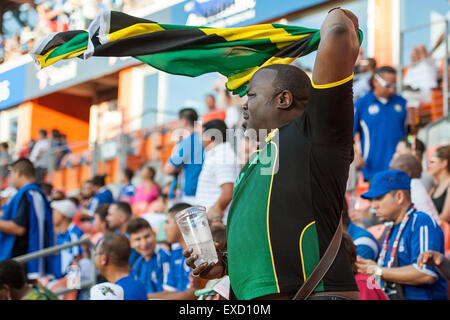 Houston, Texas, Stati Uniti d'America. 11 Luglio, 2015. Una ventola di Giamaica celebra un obiettivo da Giamaica centrocampista Rudolph Austin (17) durante la seconda metà di un internazionale CONCACAF Gold Cup Soccer match tra il Canada e la Giamaica Presso BBVA Compass Stadium di Houston, TX. La Giamaica ha vinto 1-0. Credito: Cal Sport Media/Alamy Live News Foto Stock