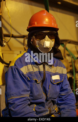 Il lavoratore in tuta e un respiratore Foto Stock