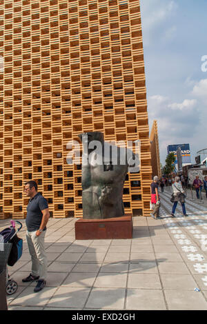 Milano, Italia - 1 giugno 2015: persone non identificate dalla Polonia Pavilion all'EXPO 2015 di Milano, Italia. Padiglione polacco era disegno Foto Stock