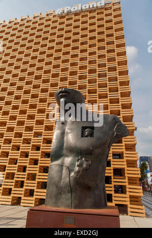 Statua di Polonia Pavilion all'EXPO 2015 di Milano, Italia. Foto Stock