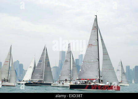 Chicago, IL, Stati Uniti d'America. 11 Luglio, 2015. Il 12 giugno 2015, flotta dopo la flotta di barche a vela lasciato Chicago nel loro cammino di Mackinac Island, MI. La gara di Mackinac da Chicago è la più lunga di acqua fresca in gara il mondo a 333 miglia. Più di 300 barche a partecipare a questa lunga gara permanente ospitato dal Chicago Yacht Club. La prima gara ran 107 anni fa. Alla fine Roy Disney detiene il record per il più rapido attraversamento sulla sua barca Pyewacket in 2002. Credito: Karen I. Hirsch/ZUMA filo/ZUMAPRESS.com/Alamy Live News Foto Stock