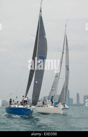 Chicago, IL, Stati Uniti d'America. 11 Luglio, 2015. Il 12 giugno 2015, flotta dopo la flotta di barche a vela lasciato Chicago nel loro cammino di Mackinac Island, MI. La gara di Mackinac da Chicago è la più lunga di acqua fresca in gara il mondo a 333 miglia. Più di 300 barche a partecipare a questa lunga gara permanente ospitato dal Chicago Yacht Club. La prima gara ran 107 anni fa. Alla fine Roy Disney detiene il record per il più rapido attraversamento sulla sua barca Pyewacket in 2002. Credito: Karen I. Hirsch/ZUMA filo/ZUMAPRESS.com/Alamy Live News Foto Stock