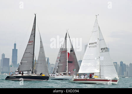 Chicago, IL, Stati Uniti d'America. 11 Luglio, 2015. Il 12 giugno 2015, flotta dopo la flotta di barche a vela lasciato Chicago nel loro cammino di Mackinac Island, MI. La gara di Mackinac da Chicago è la più lunga di acqua fresca in gara il mondo a 333 miglia. Più di 300 barche a partecipare a questa lunga gara permanente ospitato dal Chicago Yacht Club. La prima gara ran 107 anni fa. Alla fine Roy Disney detiene il record per il più rapido attraversamento sulla sua barca Pyewacket in 2002. Credito: Karen I. Hirsch/ZUMA filo/ZUMAPRESS.com/Alamy Live News Foto Stock