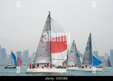 Chicago, IL, Stati Uniti d'America. 11 Luglio, 2015. Il 12 giugno 2015, flotta dopo la flotta di barche a vela lasciato Chicago nel loro cammino di Mackinac Island, MI. La gara di Mackinac da Chicago è la più lunga di acqua fresca in gara il mondo a 333 miglia. Più di 300 barche a partecipare a questa lunga gara permanente ospitato dal Chicago Yacht Club. La prima gara ran 107 anni fa. Alla fine Roy Disney detiene il record per il più rapido attraversamento sulla sua barca Pyewacket in 2002. Credito: Karen I. Hirsch/ZUMA filo/ZUMAPRESS.com/Alamy Live News Foto Stock