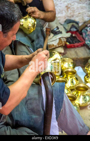 Uomo sconosciuto a lavorare come handcraftsman in officina in Fes, Marocco. Foto Stock