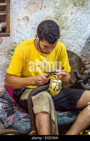 Uomo sconosciuto a lavorare come handcraftsman in officina in Fes, Marocco. Foto Stock