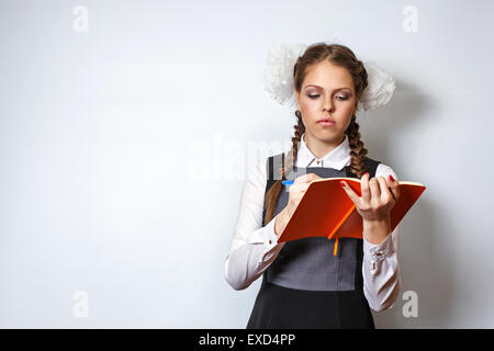 Ottimo studente scrive in un notebook. Il concetto di istruzione moderna. Si torna a scuola. Foto Stock