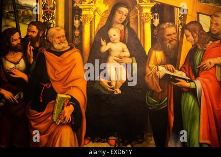 Olio su legno dipinto "Madonna con Bambino e Santi" dipinta da Agostino Marti nel 1513 appeso nel Palazzo dei Conservatori Foto Stock