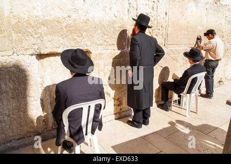 Persone non identificate tramite il Western o il Muro del Pianto a Gerusalemme, Israele. Foto Stock