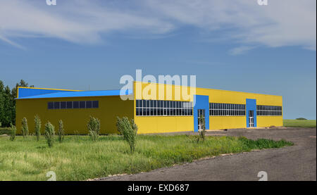 Nuovo e moderno edificio industriale a giornata di sole Foto Stock