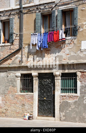 Italia Venezia Santa Croce regione - back street - close up - appartamento facciata - vecchi mattoni - Ferro battuto - il lavaggio a secco Foto Stock