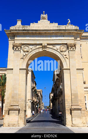 Porto Ferdinandea, Porta Reale, la Porta Reale, eretto nel 1838 a salutare il re Ferdinando II, accesso al Corso Vittorio Emanuele Foto Stock