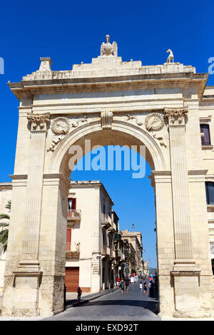 Porto Ferdinandea, Porta Reale, la Porta Reale, eretto nel 1838 a salutare il re Ferdinando II, accesso al Corso Vittorio Emanuele Foto Stock