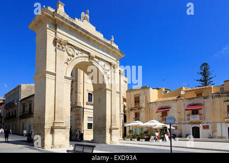 Porto Ferdinandea, Porta Reale, la Porta Reale, eretto nel 1838 a salutare il re Ferdinando II, accesso al Corso Vittorio Emanuele Foto Stock