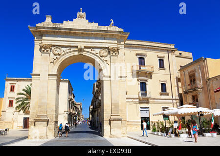 Porto Ferdinandea, Porta Reale, la Porta Reale, eretto nel 1838 a salutare il re Ferdinando II, accesso al Corso Vittorio Emanuele Foto Stock