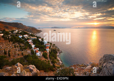 Estremità occidentale della città di Hydra e vista sul litorale e la penisola del Peloponneso. Foto Stock