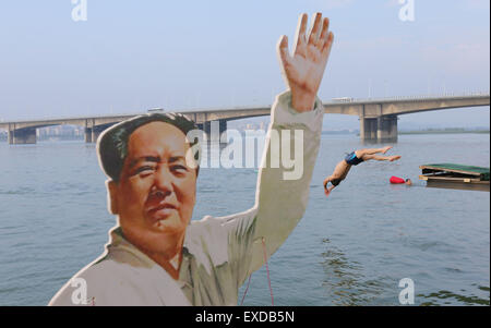 Fiume Yangtze in Xiangyang, provincia di Hubei, Cina centrale. 12 Luglio, 2015. Un uomo salto nel fiume Han per un concorso di nuoto a memoria i 49 anni del Presidente Mao nuotato nel fiume Yangtze in Xiangyang, provincia di Hubei, Cina centrale il 12 luglio 2015. Credito: Panda occhio/Alamy Live News Foto Stock