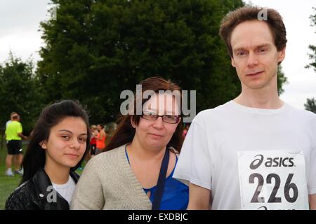 Timberhonger 10k corridori in competizione in 10k gara lungo Timberhonger Lane a Bromsgrove in Inghilterra il 11 Luglio 2015 Foto Stock