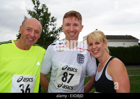 Timberhonger 10k corridori in competizione in 10k gara lungo Timberhonger Lane a Bromsgrove in Inghilterra il 11 Luglio 2015 Foto Stock