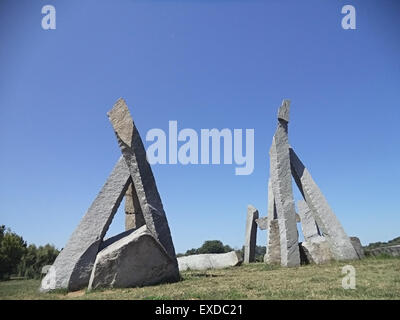 Belgrado, Serbia, Ada, spazio pubblico, fotografato gennaio 23 2012, pietra sculture astratte in uno spazio pubblico rinnovato Foto Stock