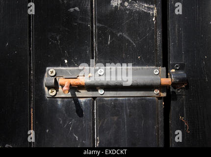 Close up di rusty slitta porta bloccata Foto Stock