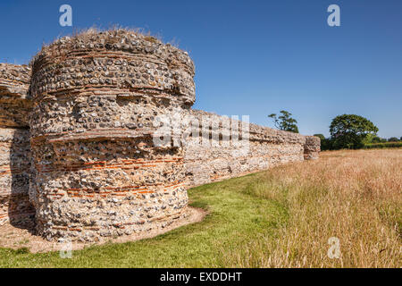 Burgh Castle Roman Fort nei pressi di Great Yarmouth, Norfolk, Inghilterra Foto Stock