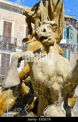 Un cavallo come parte della Fontana di Diana in Piazza Archimede a Siracusa, Sicilia Foto Stock