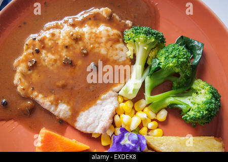 Bistecca di carne di maiale con salsa al pepe nero Foto Stock