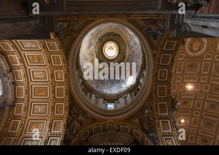 Cupola a soffitto. La Basilica di San Pietro in Roma. Vaticano. Foto Stock