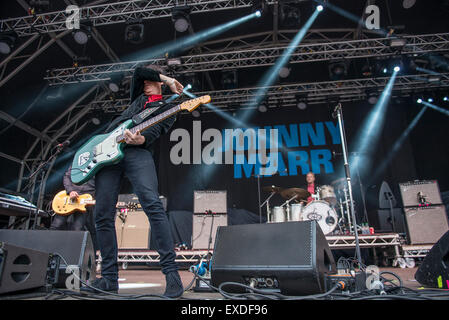 Manchester, Regno Unito. 11 luglio 2015. Johnny Marr si esibisce dal vivo a Manchesters Castlefield ciotola come parte dell'estate in città 11/07/2015 Credit: Gary Mather/Alamy Live News Foto Stock