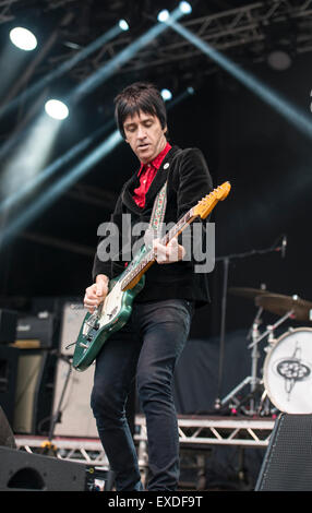 Manchester, Regno Unito. 11 luglio 2015. Johnny Marr si esibisce dal vivo a Manchesters Castlefield ciotola come parte dell'estate in città 11/07/2015 Credit: Gary Mather/Alamy Live News Foto Stock