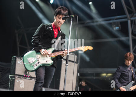 Manchester, Regno Unito. 11 luglio 2015. Johnny Marr si esibisce dal vivo a Manchesters Castlefield ciotola come parte dell'estate in città 11/07/2015 Credit: Gary Mather/Alamy Live News Foto Stock