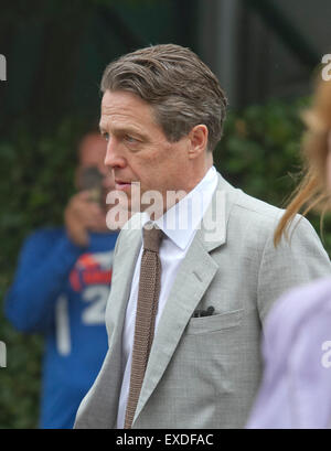 Il torneo di Wimbledon, Londra, Regno Unito. Il 12 luglio 2015. Persone sedersi fuori a guardare il 2015 Onorevoli finale a Wimbledon tra Serena Williams e Garbine Muguruza Credito: amer ghazzal/Alamy Live News Foto Stock