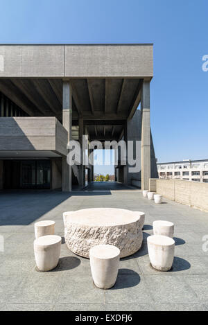 Architettura brutalista. Toyoda Auditorium presso l'Università Nagoya in Giappone. Foto Stock