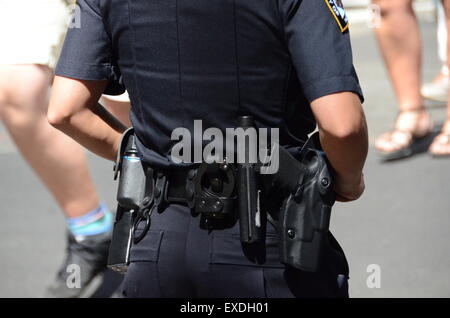 Cinghia di apparecchiature con pistola e manette sul NYPD donna di polizia Foto Stock