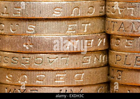 Colonne di British £ 1, una sterlina, monete impilate che mostra caratteri sul lato di monete. Pre 2016 Tipo di monete. Foto Stock