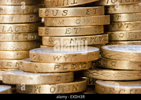 Colonne di British £ 1, una sterlina, monete impilate che mostra caratteri sul lato di monete. Pre 2016 Tipo di monete. Foto Stock