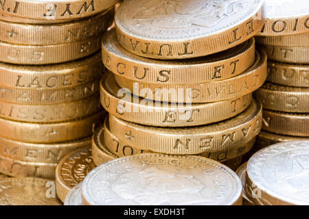 Colonne di British £ 1, una sterlina, monete impilate che mostra caratteri sul lato di monete. Pre 2016 Tipo di monete. Foto Stock