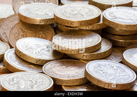 Pila di inglese una libbra, £1 monete, pre 2016 tipo, sparse. Foto Stock