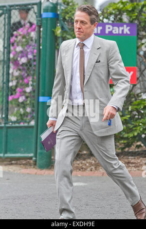 Wimbledon Londra,UK. Il 12 luglio 2015. Attore inglese Hugh Grant arriva al AELTC sugli uomini la giornata finale del 2015 Wimbledon Tennis championships Credito: amer ghazzal/Alamy Live News Foto Stock